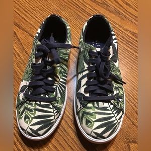 Woman’s size 5 COLE HAAN Laced up print Shoe